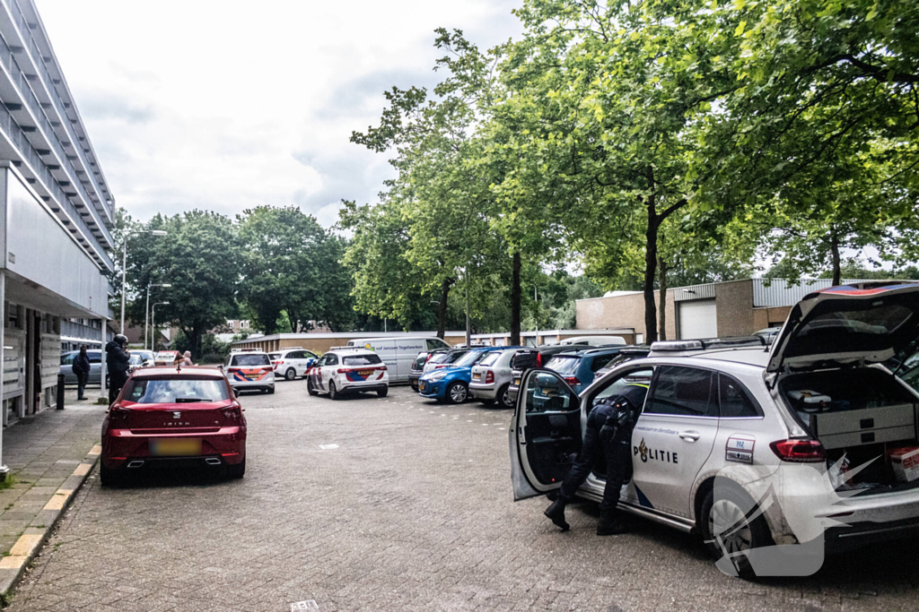 Politie valt woning binnen nadat persoon met nepvuurwapen op balkon verschijnt