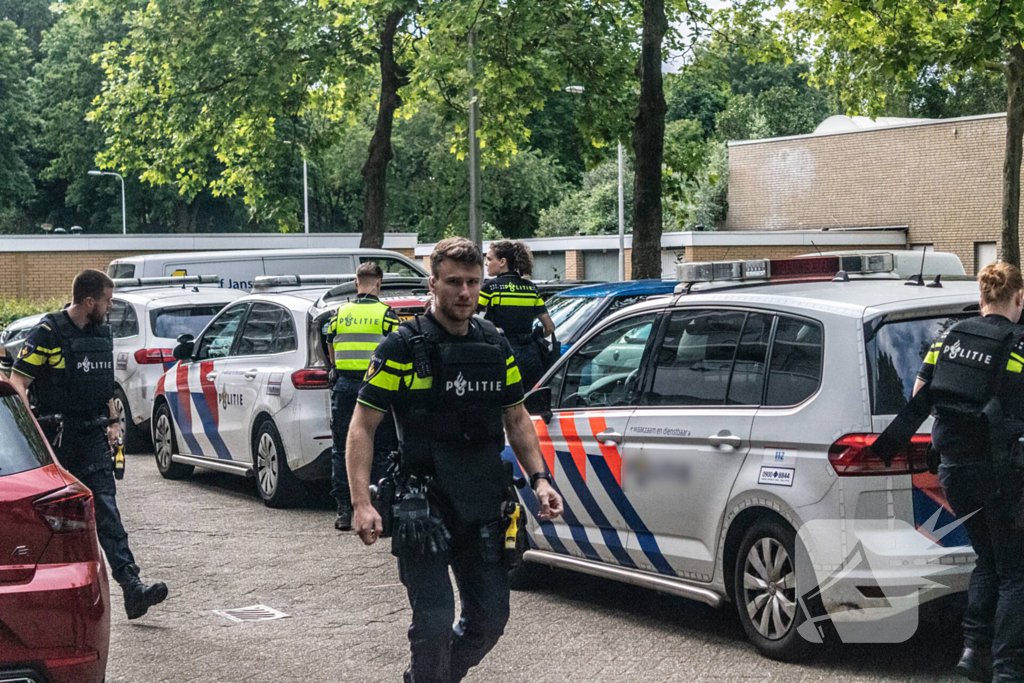 Politie valt woning binnen nadat persoon met nepvuurwapen op balkon verschijnt