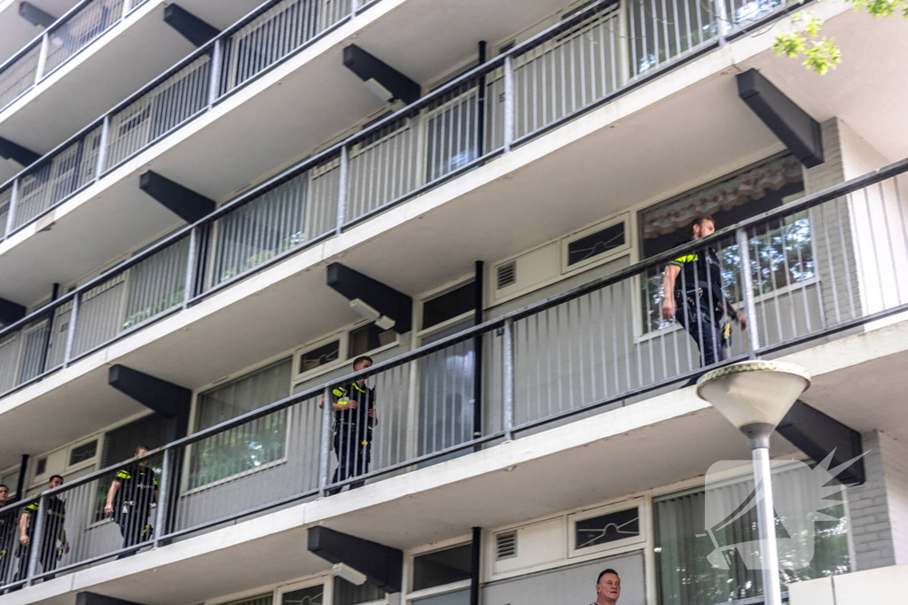 Politie valt woning binnen nadat persoon met nepvuurwapen op balkon verschijnt