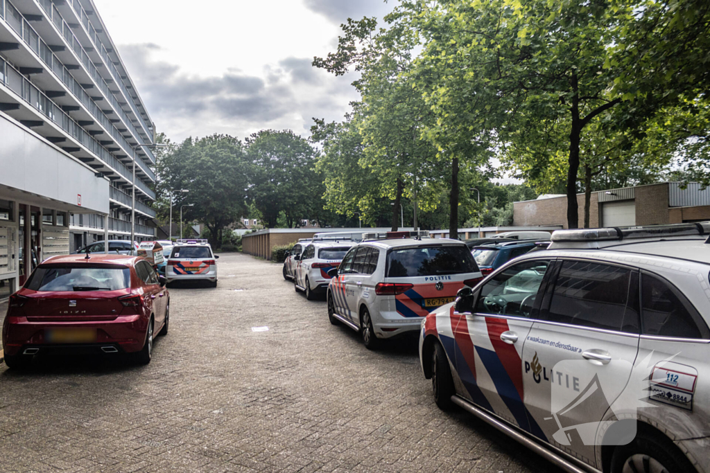 Politie valt woning binnen nadat persoon met nepvuurwapen op balkon verschijnt