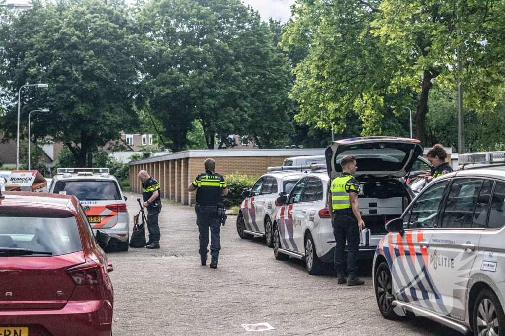 Politie valt woning binnen nadat persoon met nepvuurwapen op balkon verschijnt