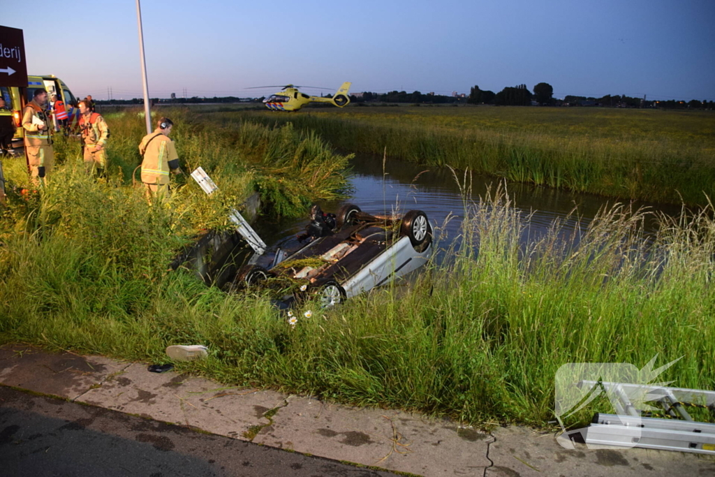 Auto raakt te water