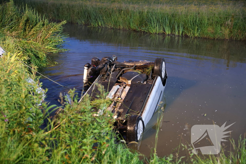 Auto raakt te water