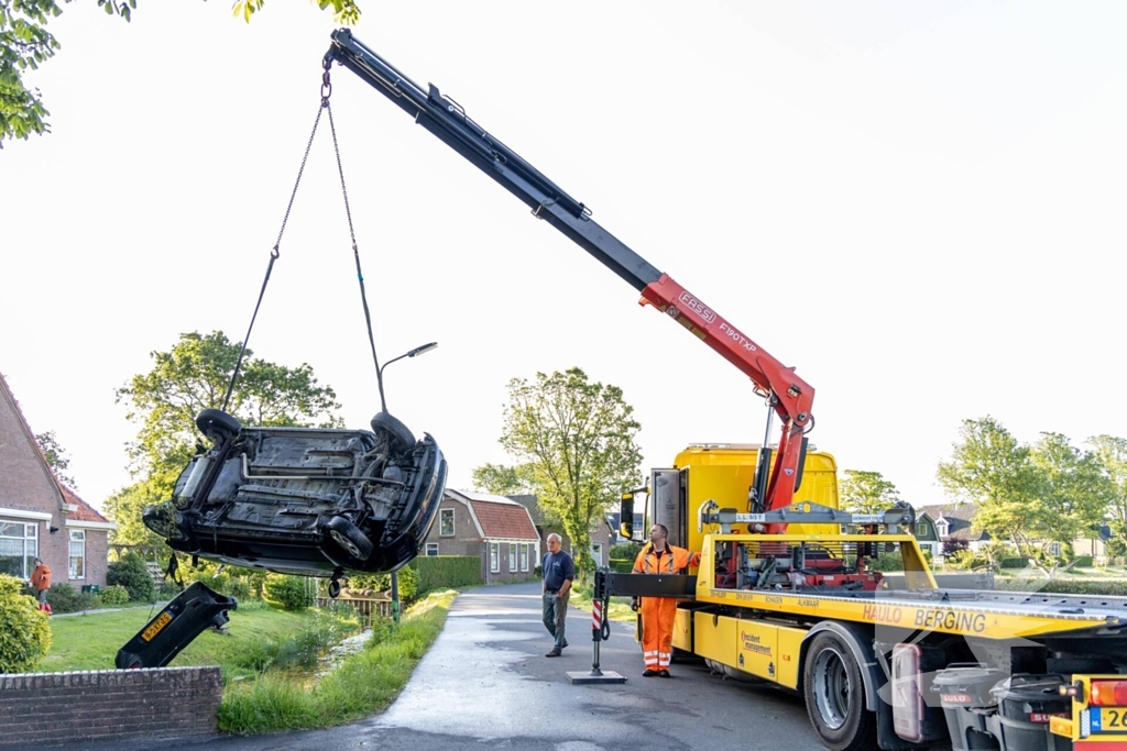 Automobilist raakt van de weg belandt in sloot