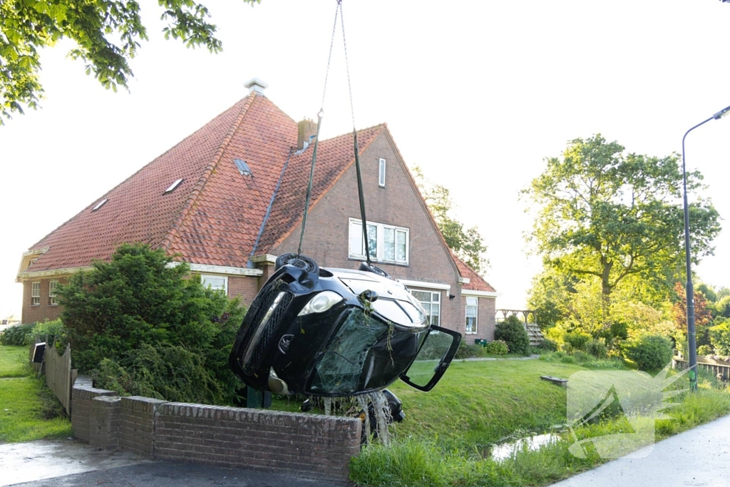 Automobilist raakt van de weg belandt in sloot