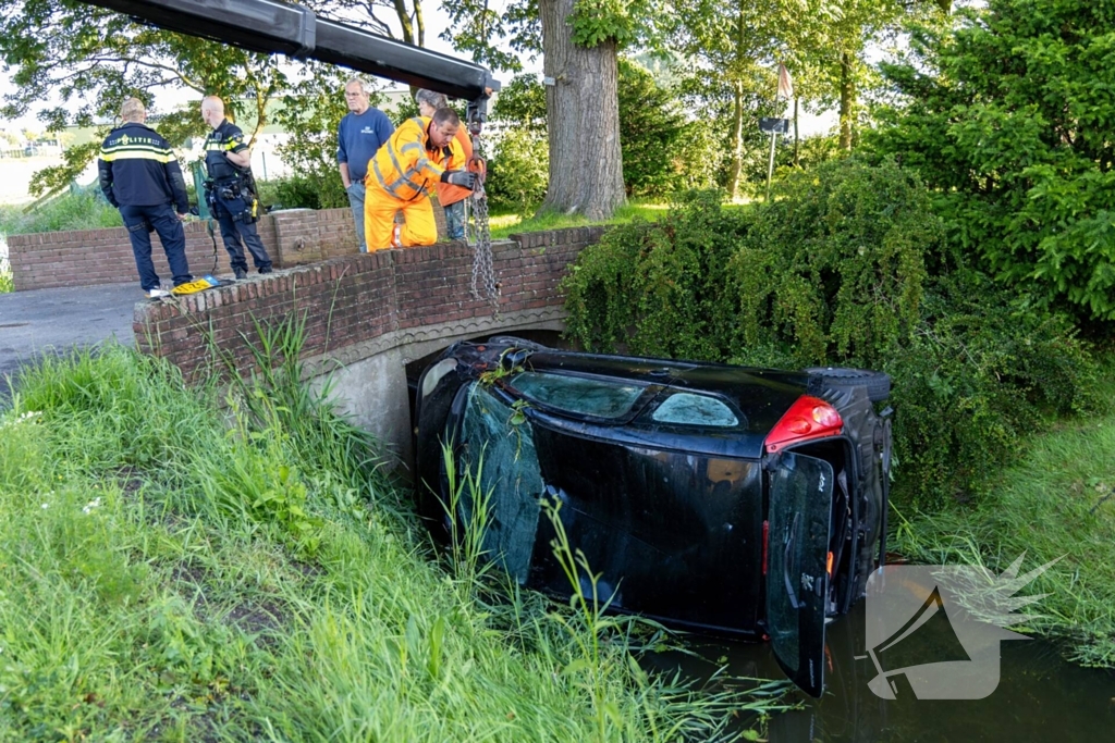 Automobilist raakt van de weg belandt in sloot