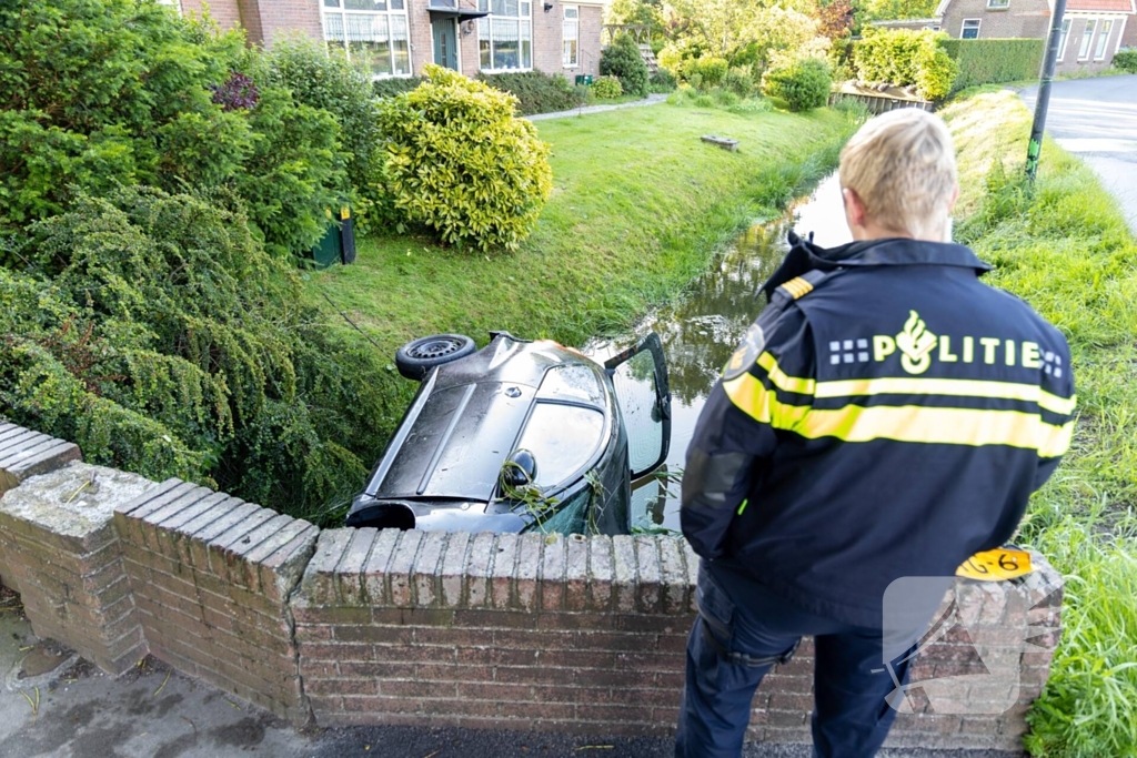 Automobilist raakt van de weg belandt in sloot