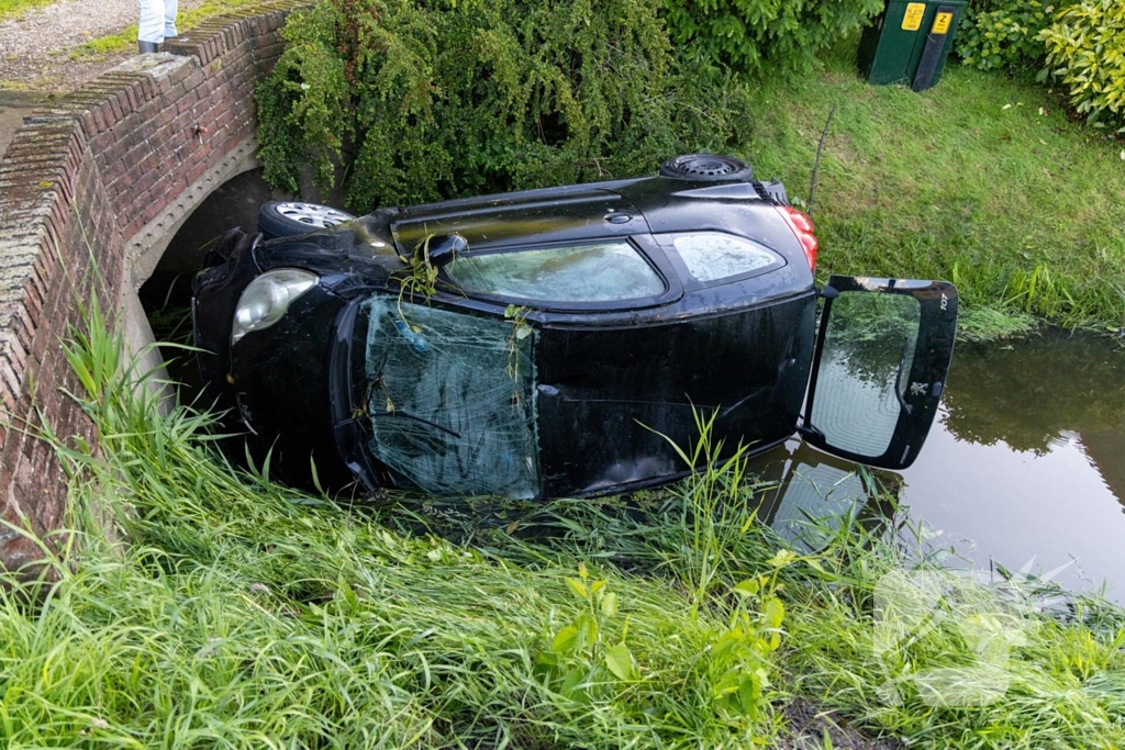 Automobilist raakt van de weg belandt in sloot