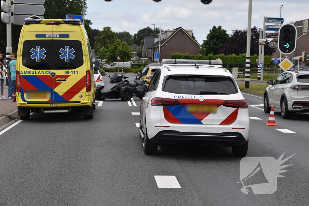 Driewiel motor rijder botst achterop twee auto's