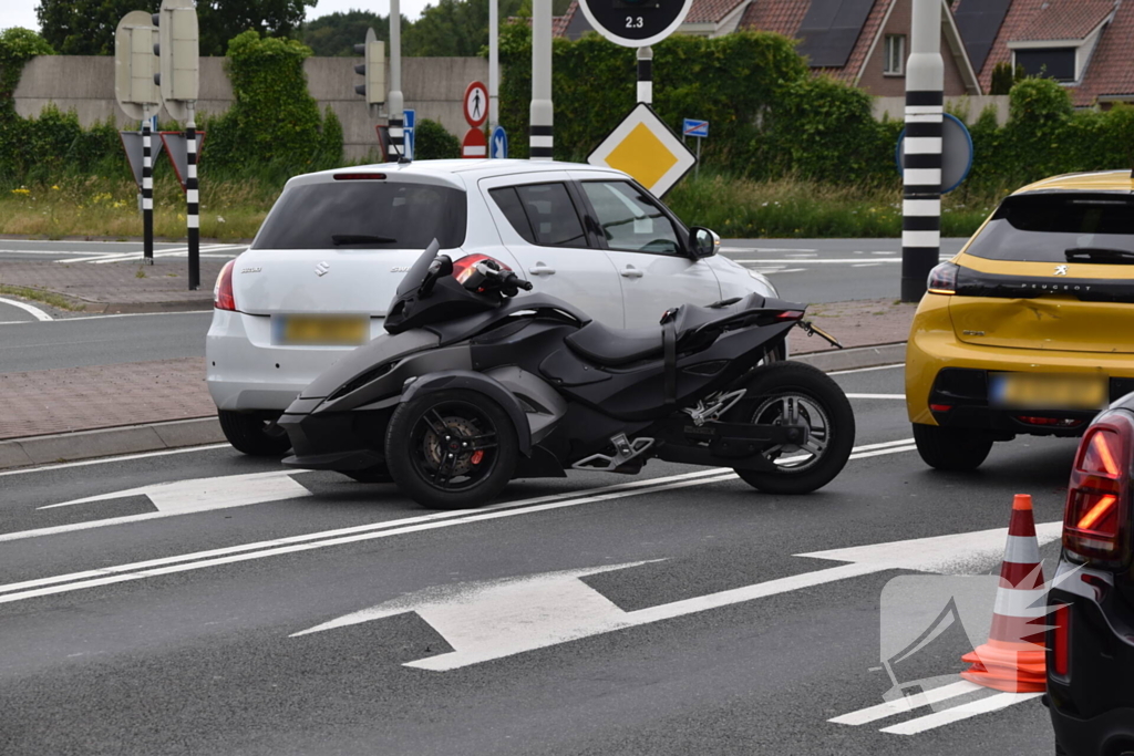 Driewiel motor rijder botst achterop twee auto's