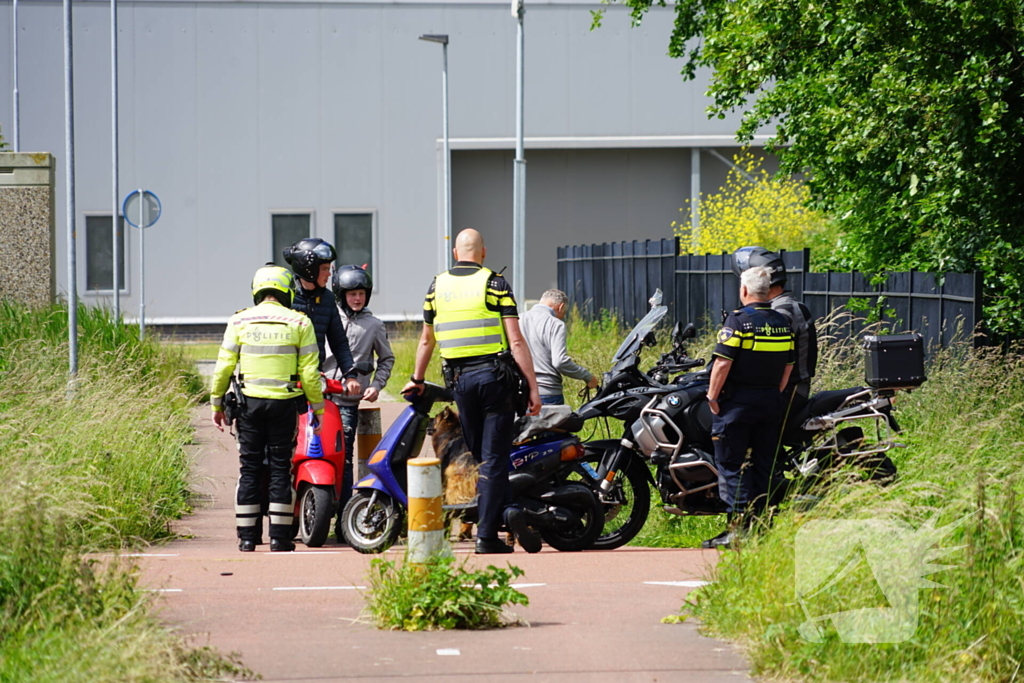 Scooterrijder belandt in sloot tijdens achtervolging