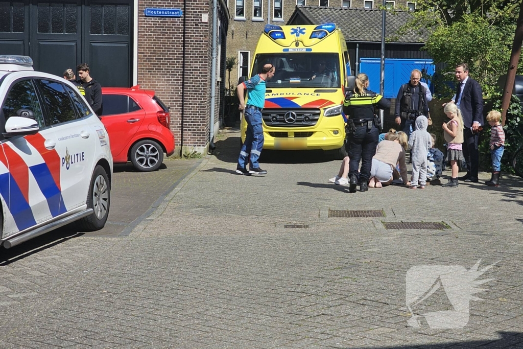 Fietsend kind en automobilist in botsing