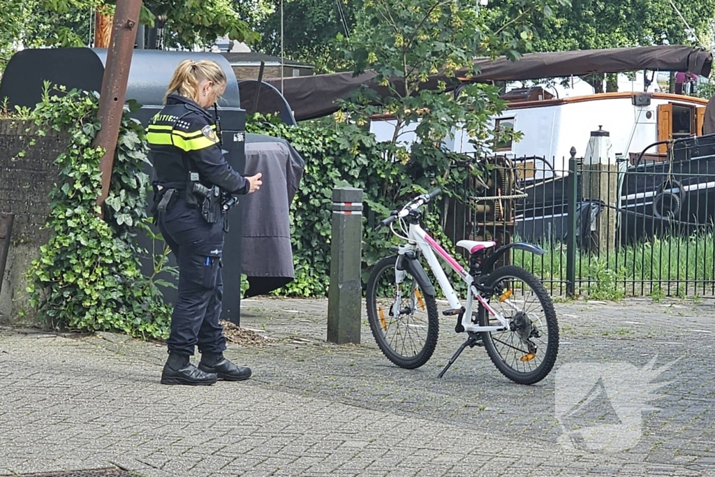 Fietsend kind en automobilist in botsing