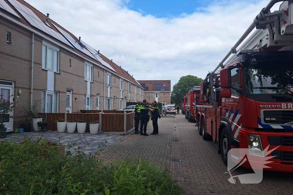 Brandweer blust brand op zolder