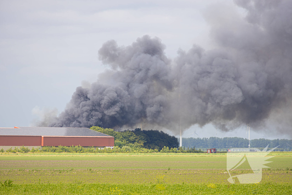 Grote zwarte wolken bij brand in landbouwschuren