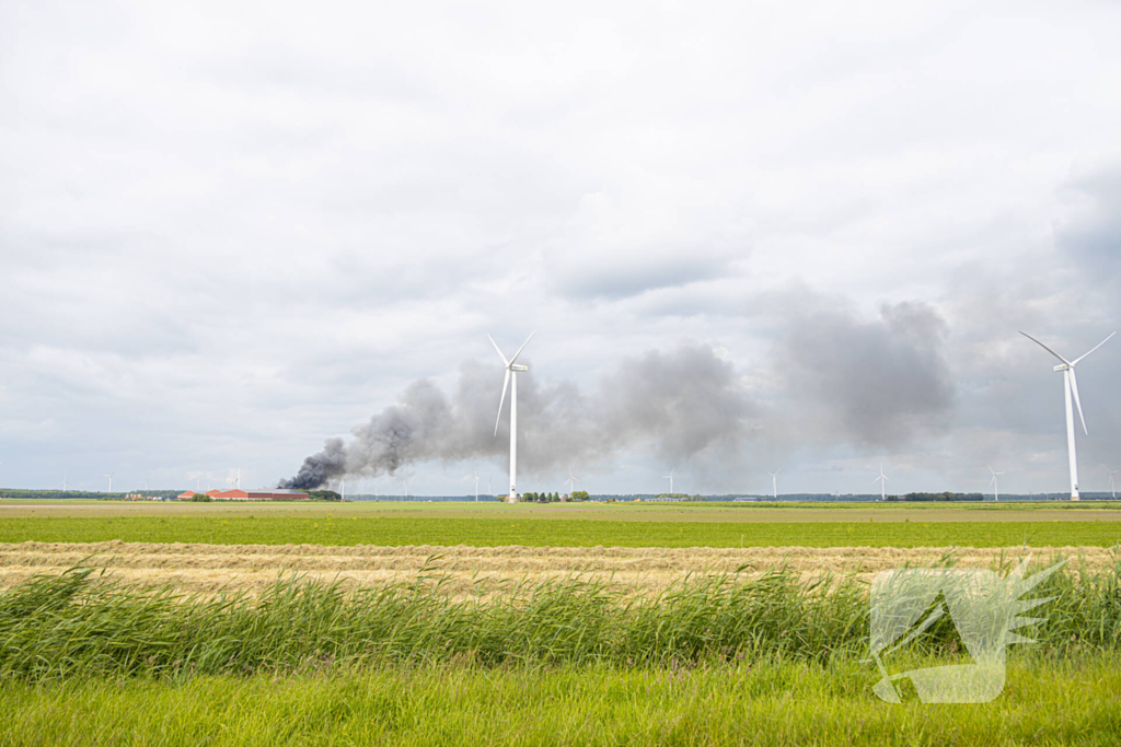 Grote zwarte wolken bij brand in landbouwschuren