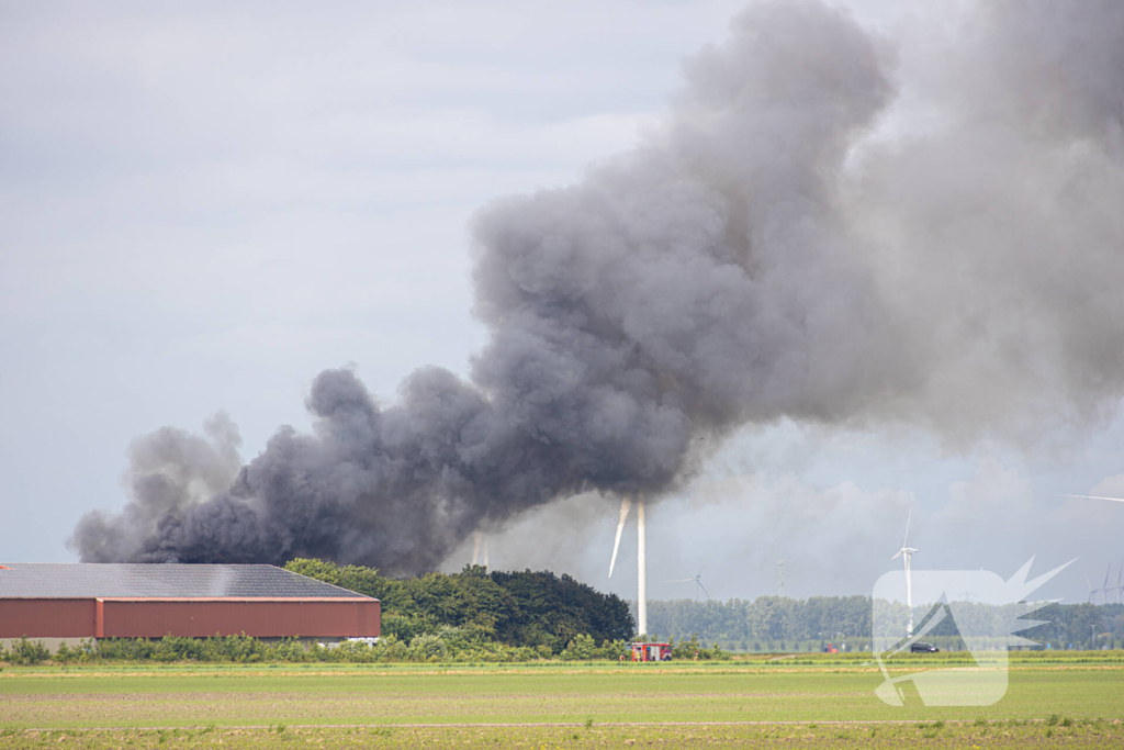 Grote zwarte wolken bij brand in landbouwschuren