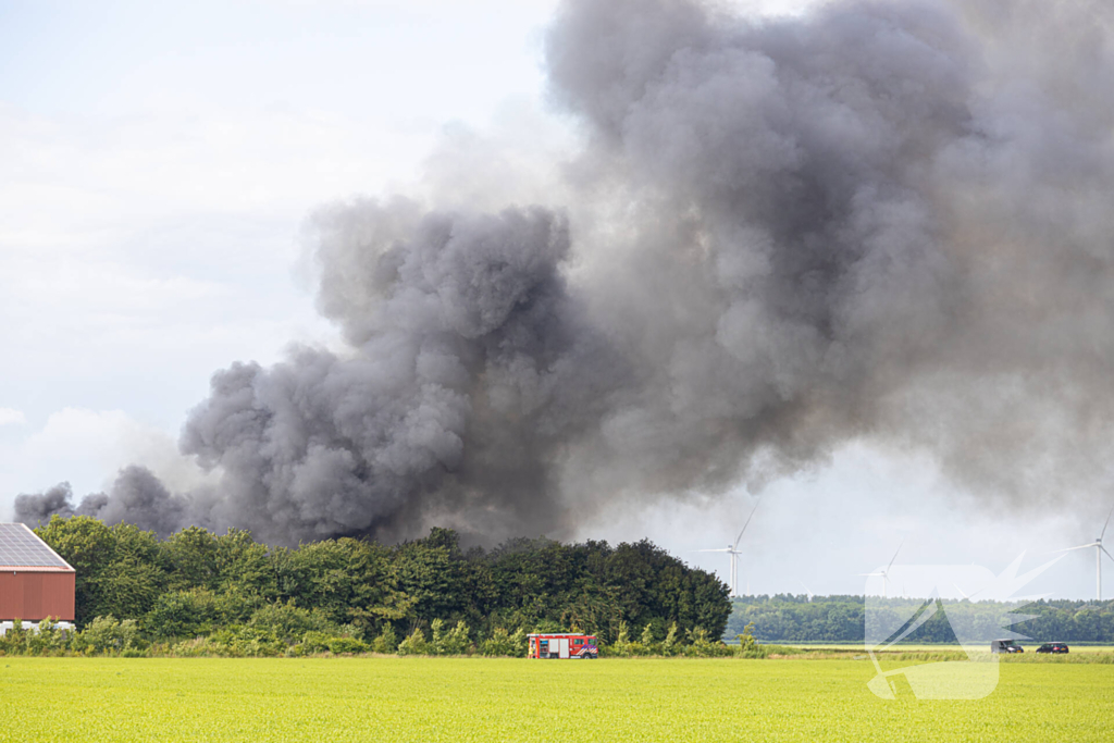 Grote zwarte wolken bij brand in landbouwschuren