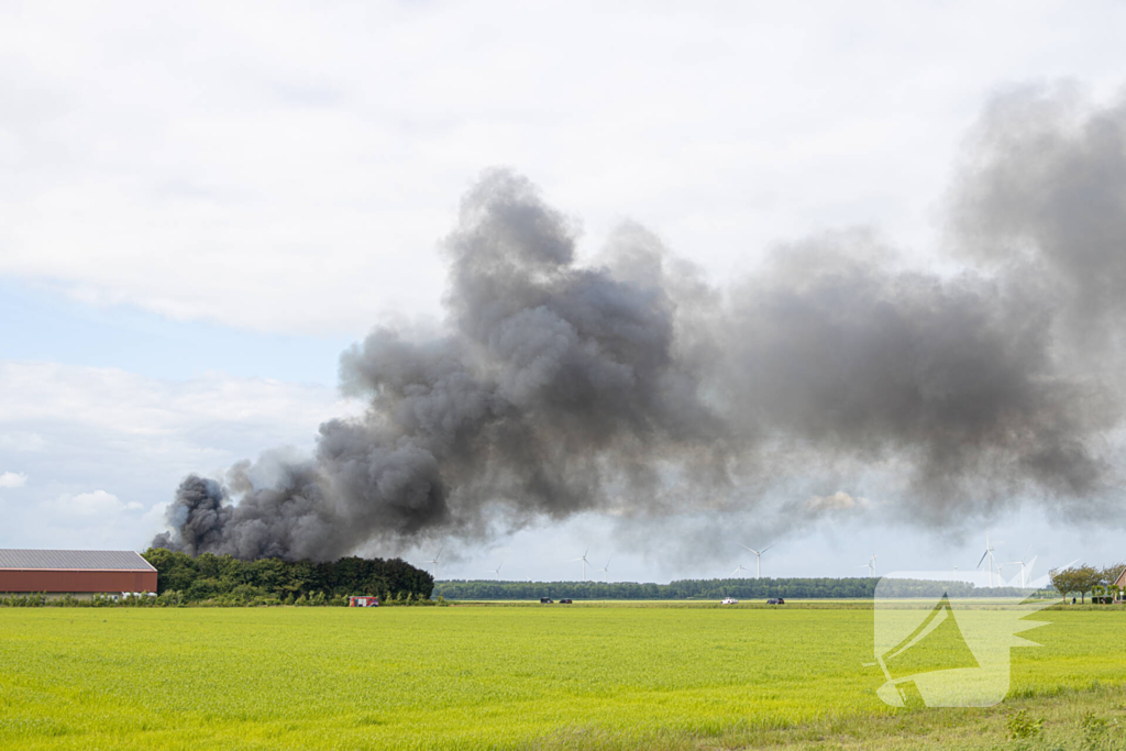 Grote zwarte wolken bij brand in landbouwschuren