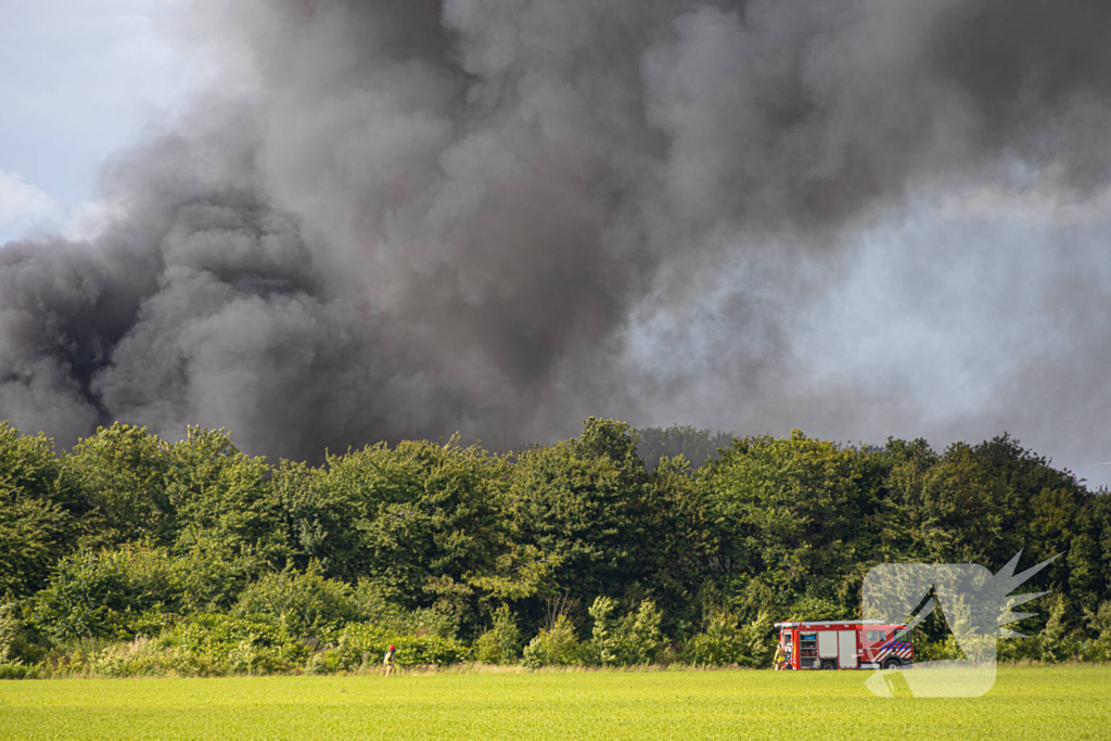 Grote zwarte wolken bij brand in landbouwschuren