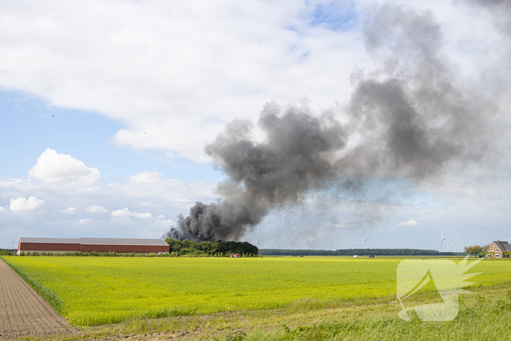 Grote zwarte wolken bij brand in landbouwschuren