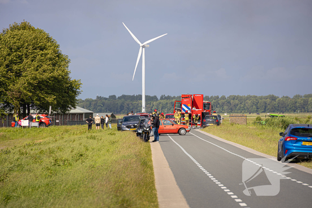 Grote zwarte wolken bij brand in landbouwschuren