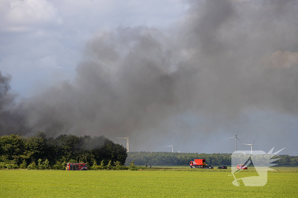 Grote zwarte wolken bij brand in landbouwschuren