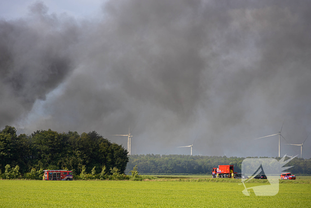 Grote zwarte wolken bij brand in landbouwschuren