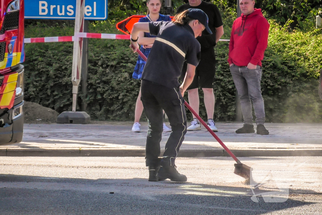 Brandweerwagen en auto botsen op kruising