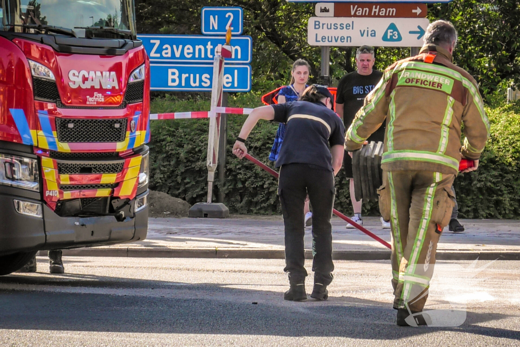 Brandweerwagen en auto botsen op kruising