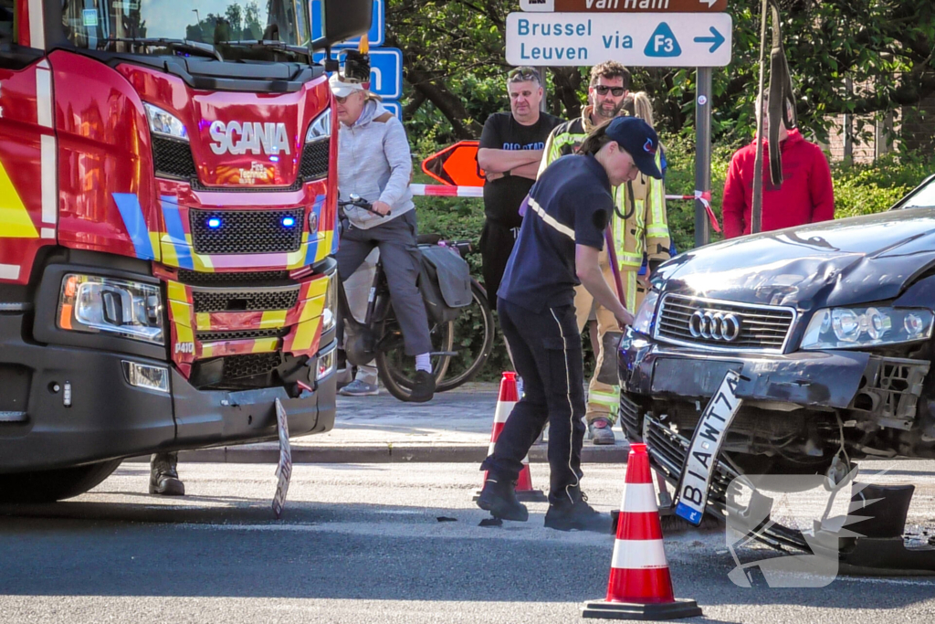 Brandweerwagen en auto botsen op kruising