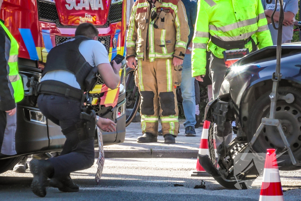 Brandweerwagen en auto botsen op kruising