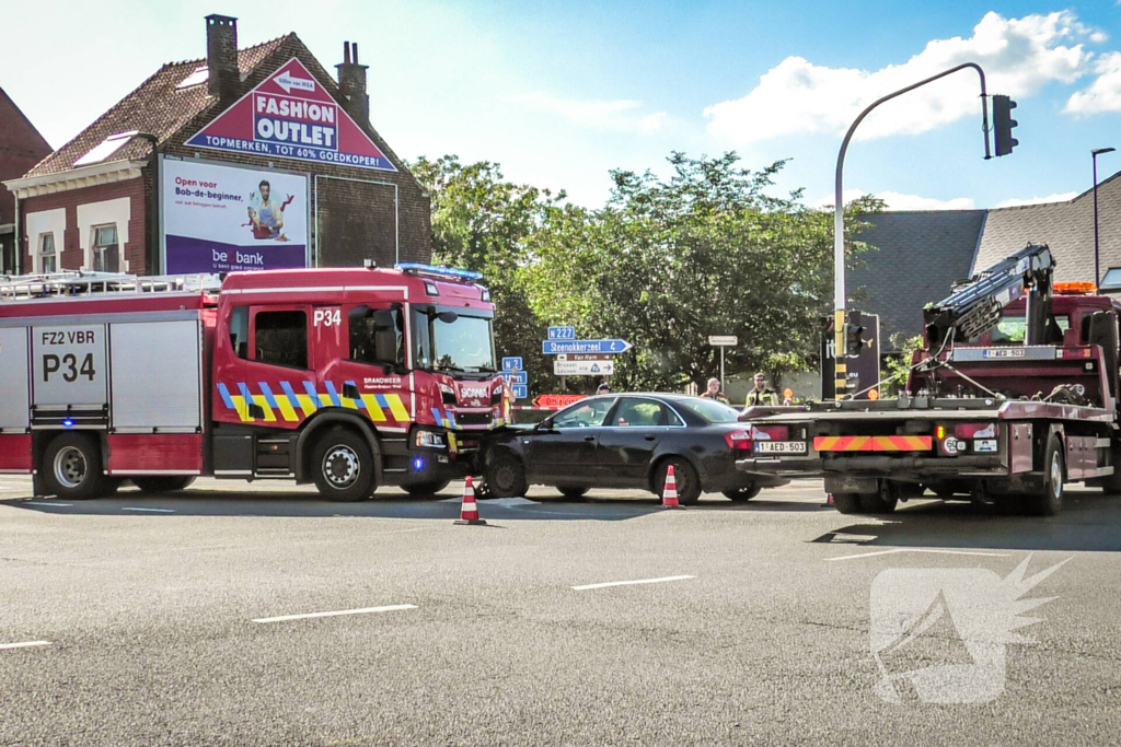 Brandweerwagen en auto botsen op kruising