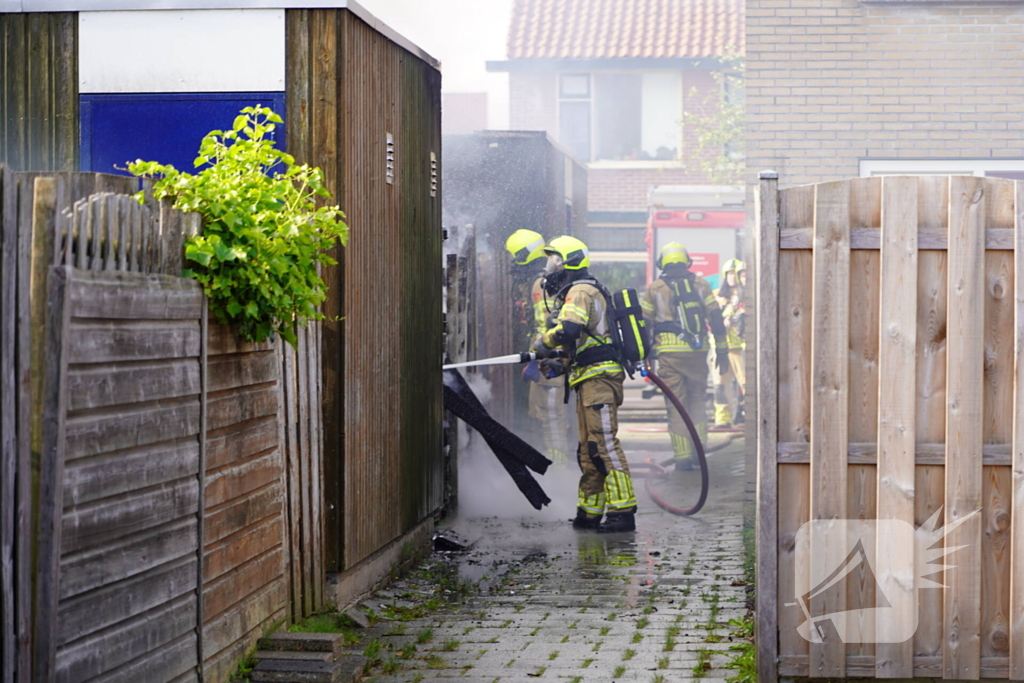 Forse rookontwikkeling bij brand in schuur