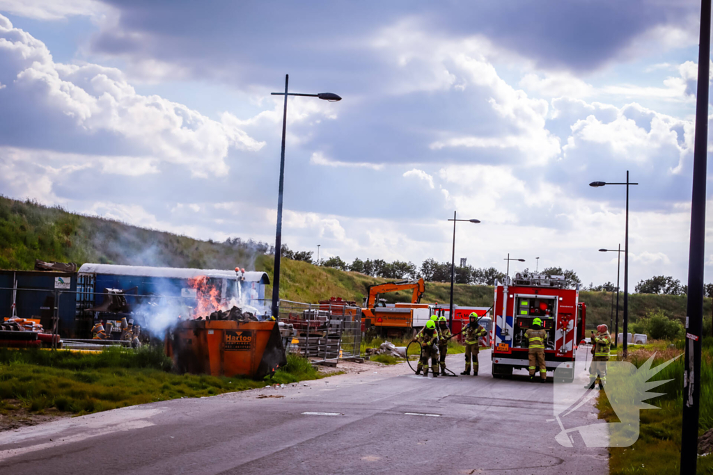 Bouwcontainer in brand gestoken