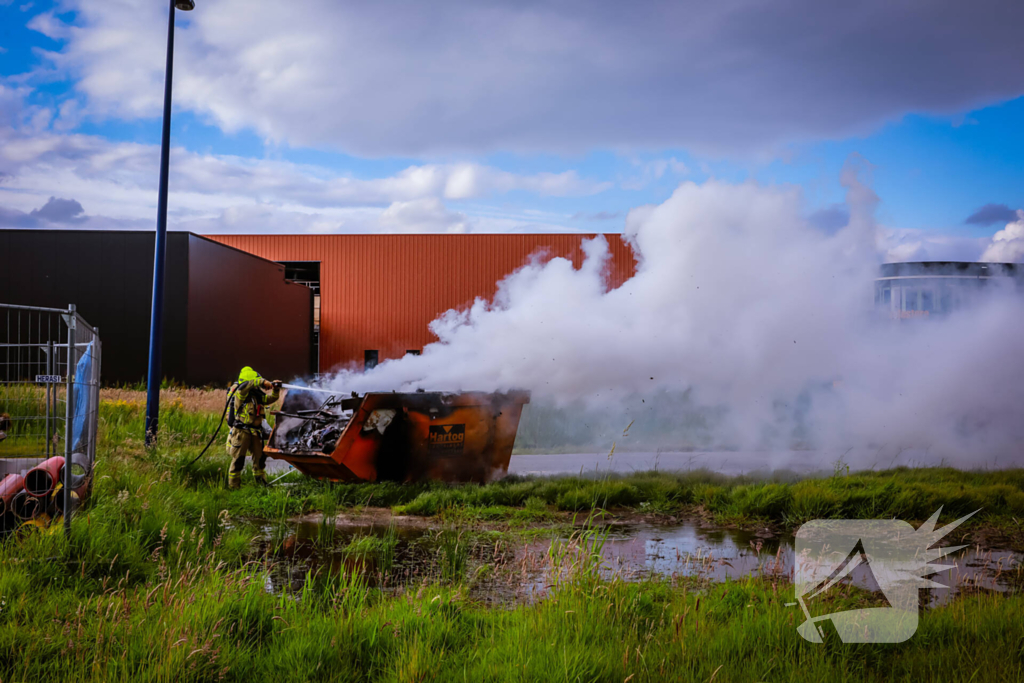 Bouwcontainer in brand gestoken