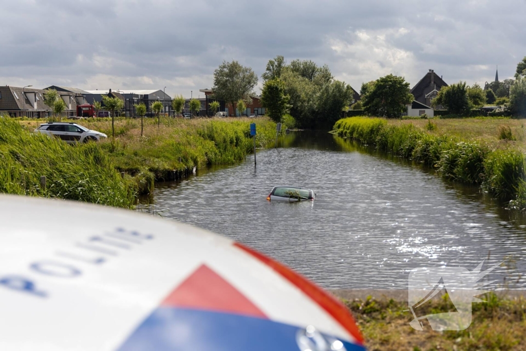 Auto belandt in het water