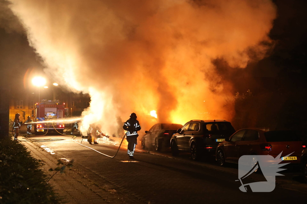 Drie voertuigen verwoest door vlammenzee