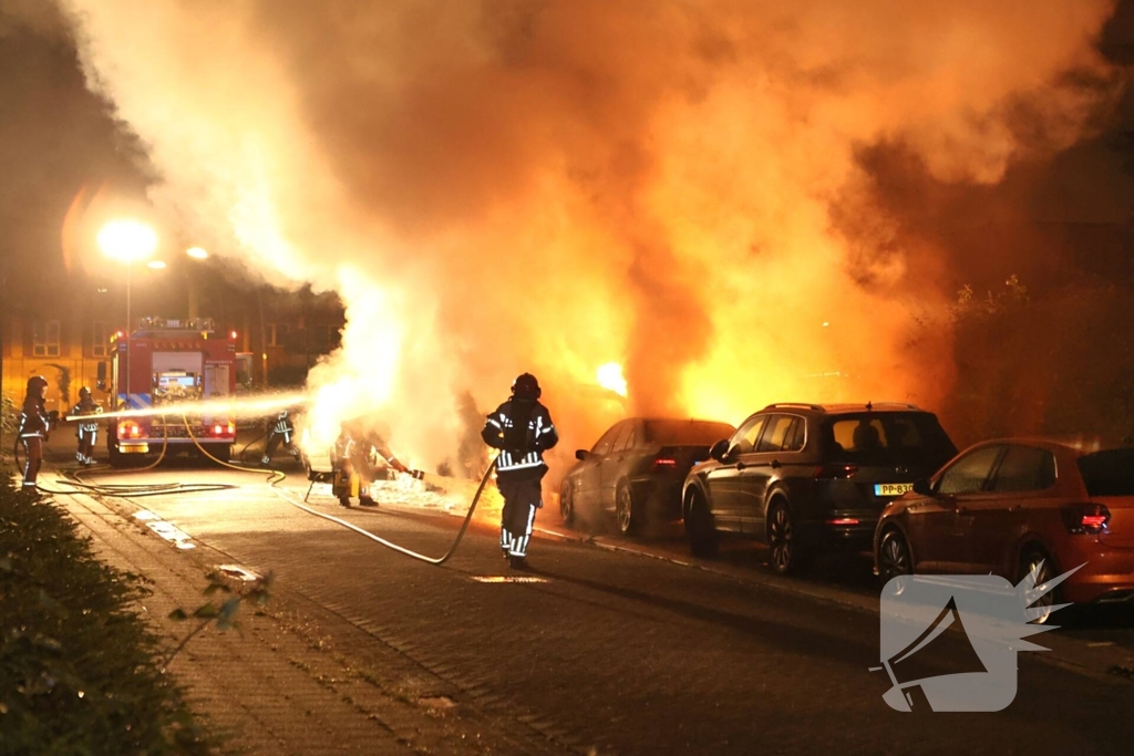 Drie voertuigen verwoest door vlammenzee