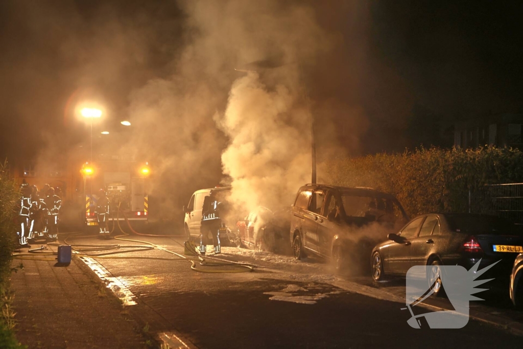 Drie voertuigen verwoest door vlammenzee