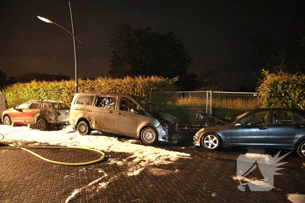 Drie voertuigen verwoest door vlammenzee