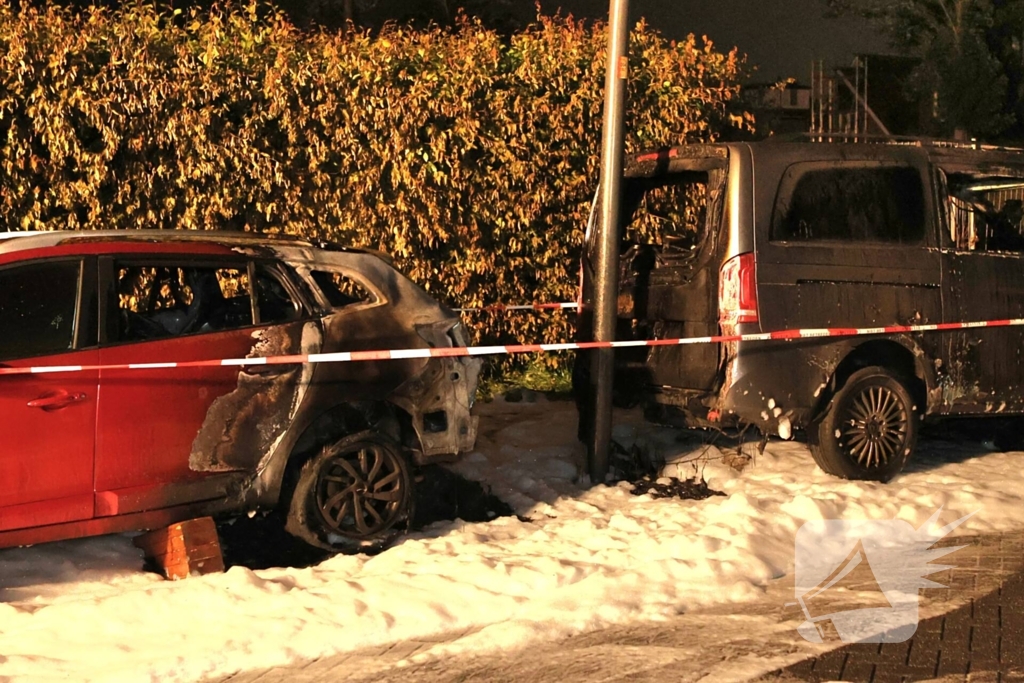 Drie voertuigen verwoest door vlammenzee