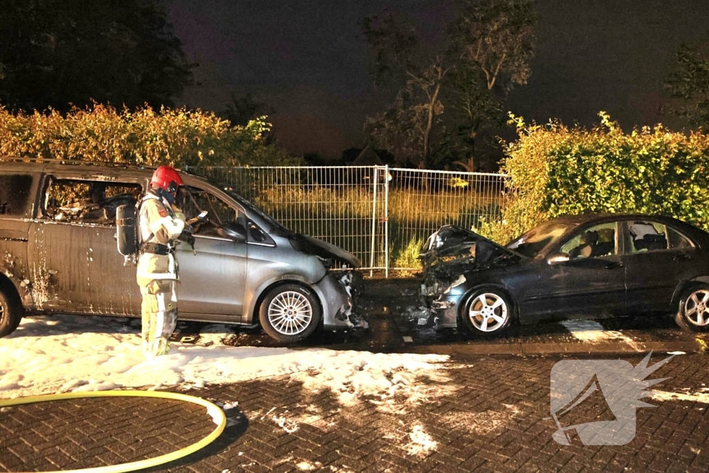 Drie voertuigen verwoest door vlammenzee