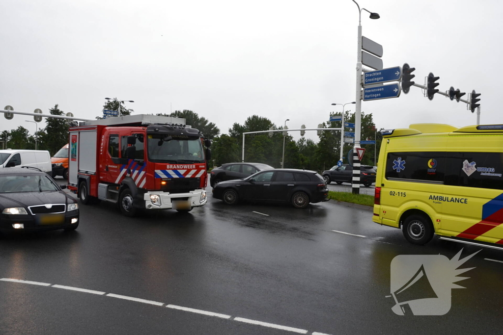 Twee personenwagens lopen schade op bij botsing