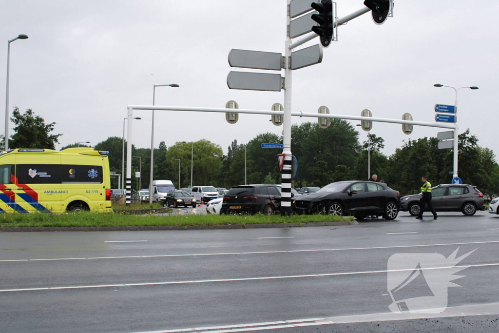 Twee personenwagens lopen schade op bij botsing