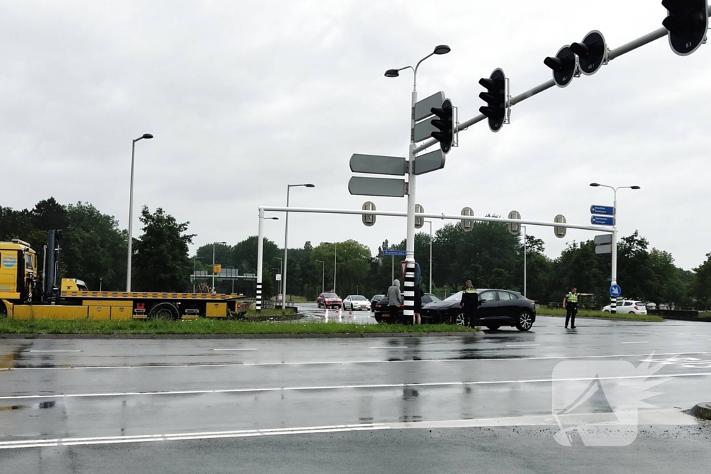 Twee personenwagens lopen schade op bij botsing