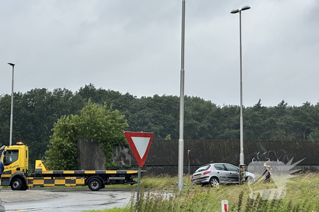 Automobilist rijdt tegen verkeersbord en komt tegen lantaarnpaal tot stilstand