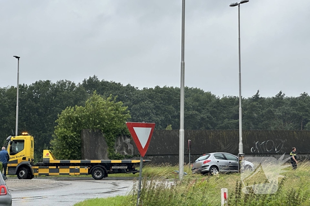 Automobilist rijdt tegen verkeersbord en komt tegen lantaarnpaal tot stilstand