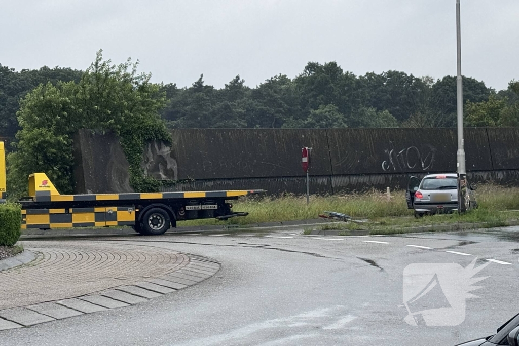 Automobilist rijdt tegen verkeersbord en komt tegen lantaarnpaal tot stilstand