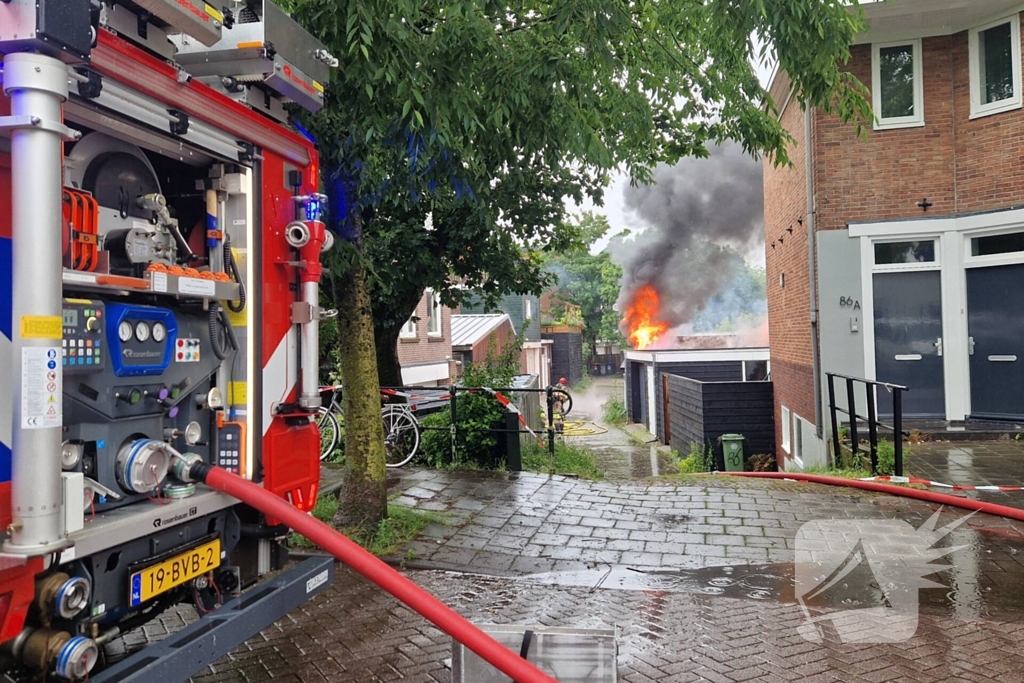 Uitslaande brand verwoest schuur